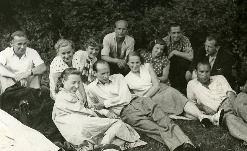 KKE 2308.jpg - Fot. Wycieczka. Od lewej w drugim rzędzie: czwarty Witold Kołakowski – tata Janusza Kołakowskiego, 1955 r.